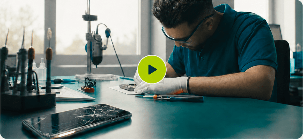 Techniker bei der Smartphone-Reparatur an einer Werkbank