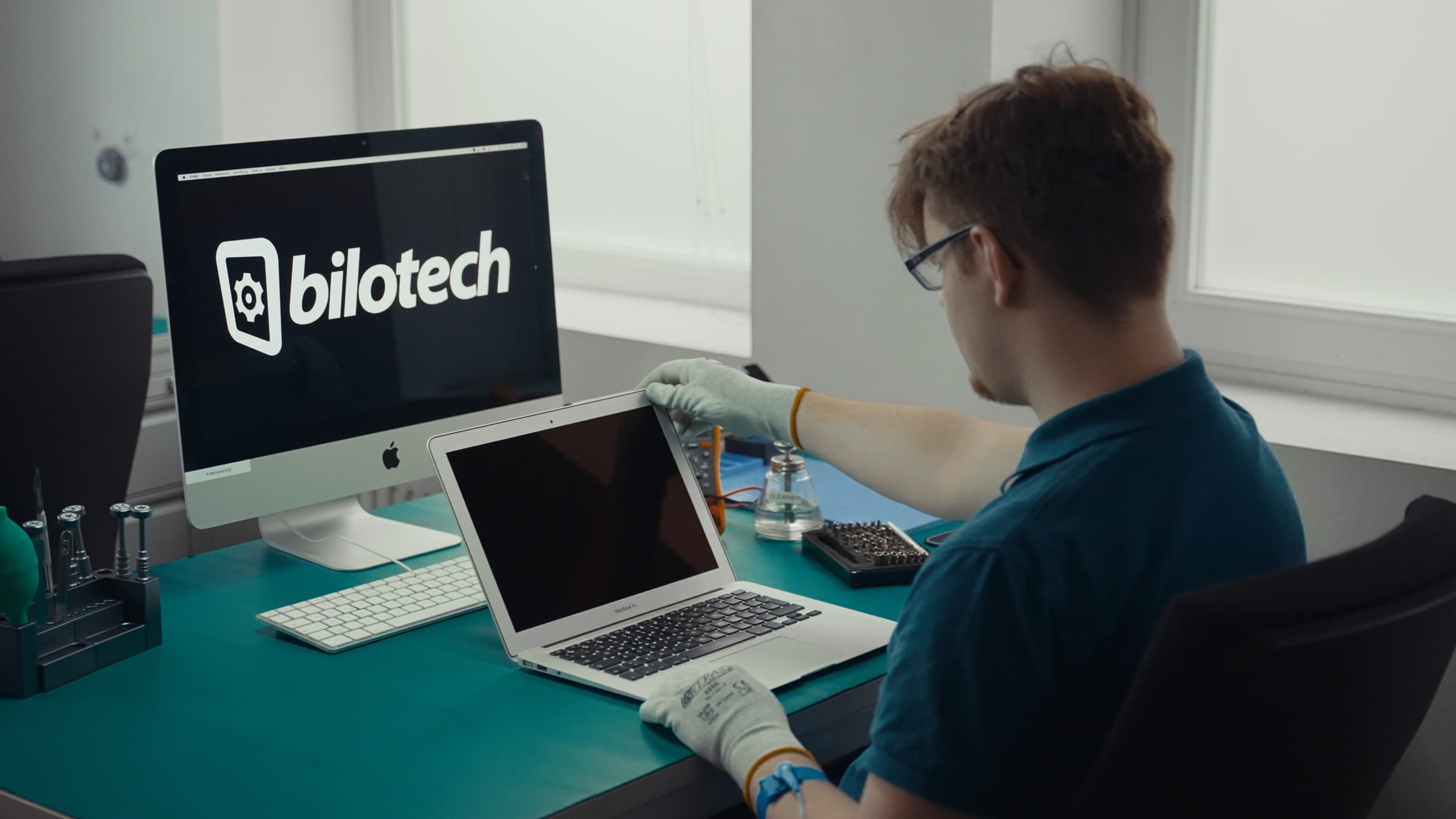 Techniker an einem Reparaturplatz der Bilotech Werkstatt